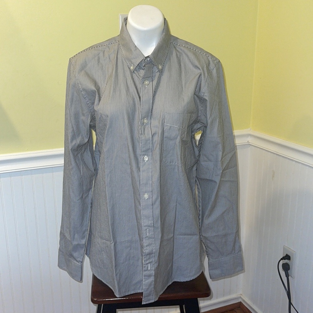 Everlane men’s long sleeve dress shirt. Size large. Navy Blue pinstripes.
